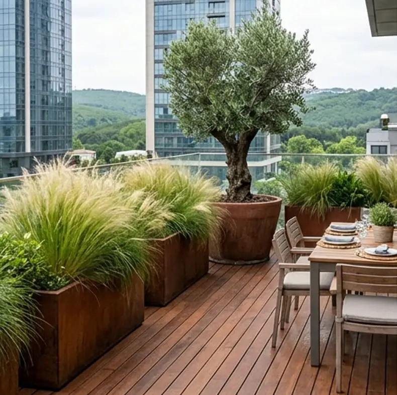 Ahşap döşemeli çatı terasında corten saksılarda süs otları, saksıda zeytin ve yemek masası